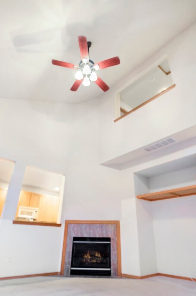 Foto del edificio - Inviting 3-Bedroom Home with Open Den in R...