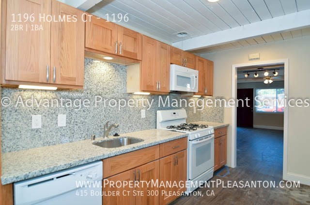 Building Photo - 1196 Holmes Ct