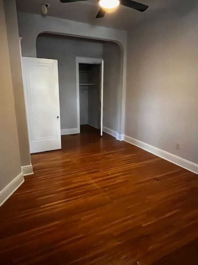 Foto del edificio - 327 E Market St
