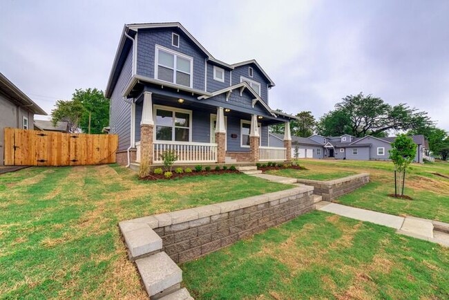 Building Photo - 4/2.5/2 Walking Distance to Downtown
