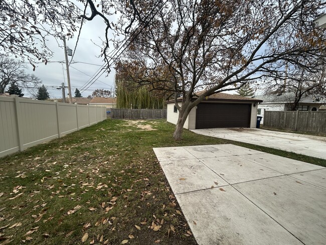 Building Photo - 946 E Grant Dr