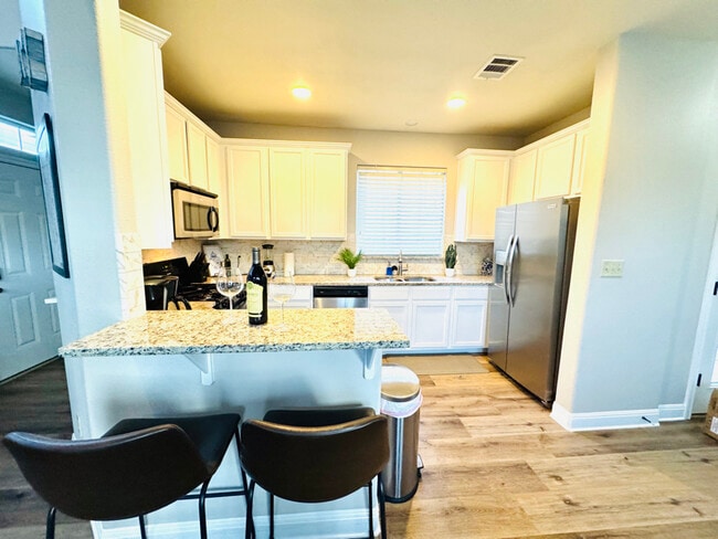 Building Photo - 2801 Goodwin Ave