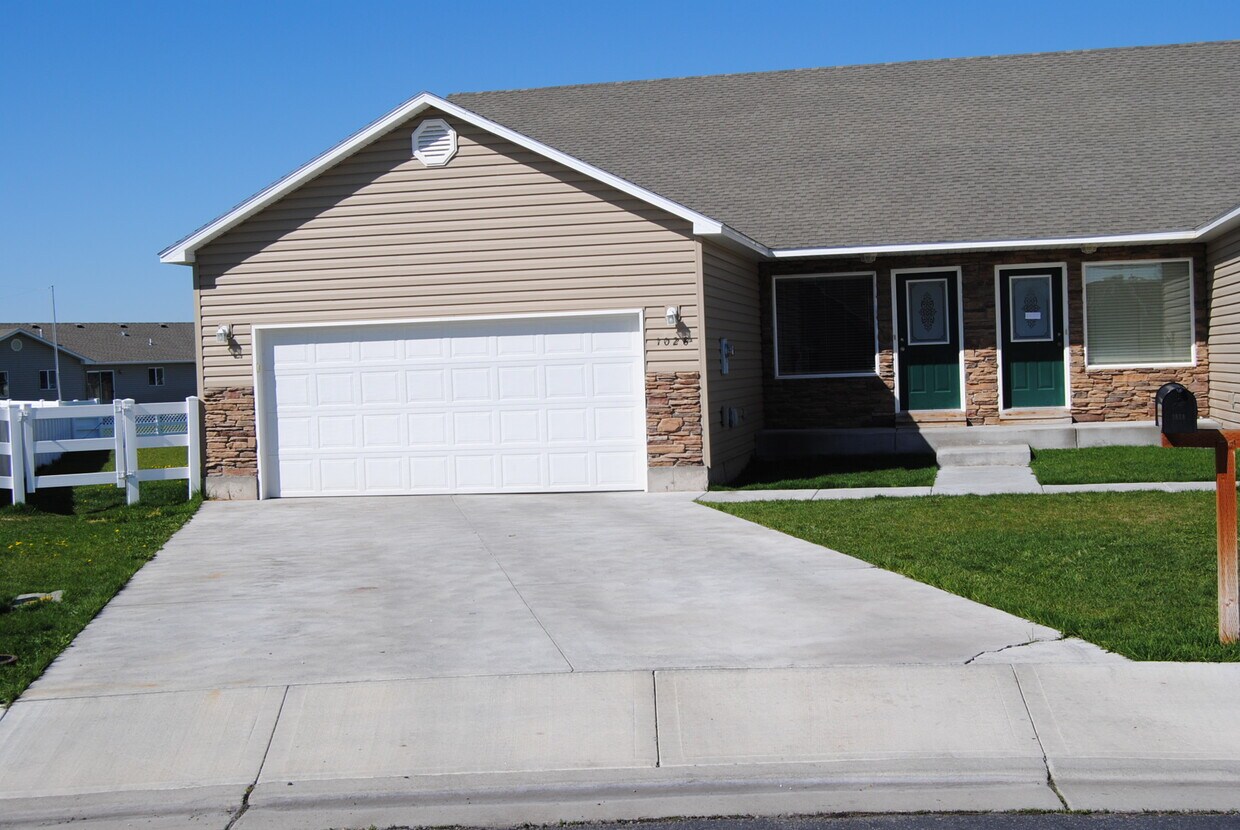 1028 Abigail Ct, Ammon, ID 83406 Townhome Rentals in Ammon ID