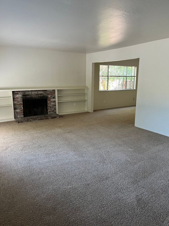 Foto del edificio - Large 2-Story Home in Covell Park