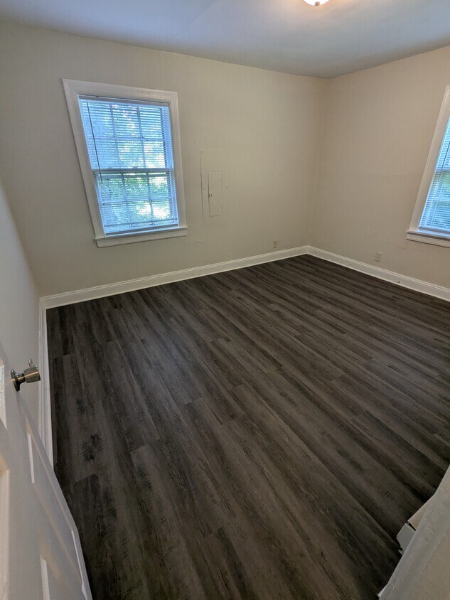Foto del edificio - 327 Forrester Dr