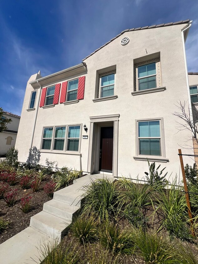 Foto principal - Camarillo - Brand New 4 bedroom, 3.5 home in