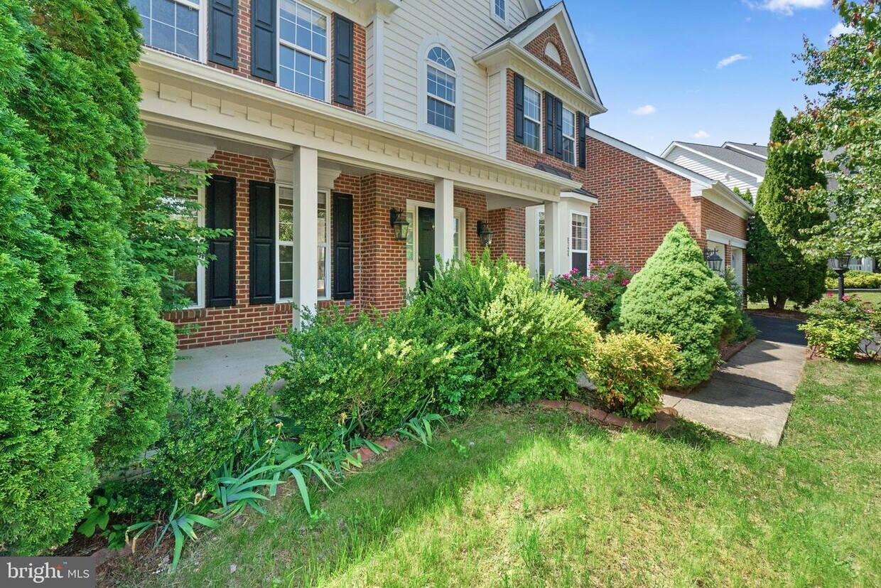 8724 Lords View Loop, Gainesville, VA 20155 House for Rent in