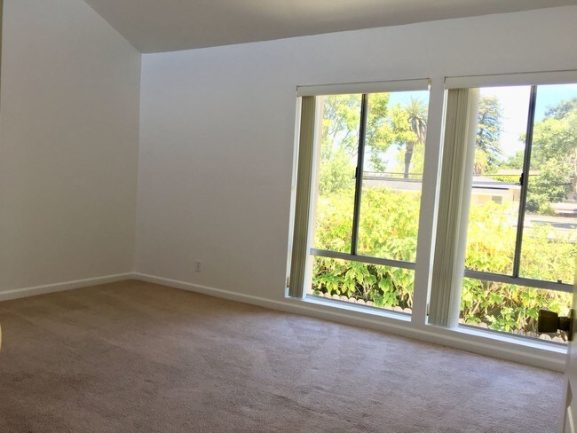 Building Photo - 1105 Capuchino Ave