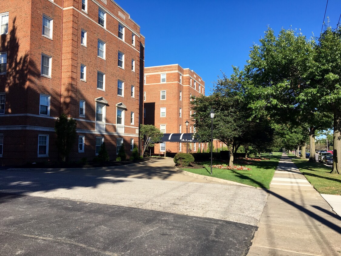 Barclay Condominiums Exterior - 19015 Van Aken Blvd