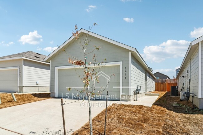 Building Photo - 3618 Amber Glade