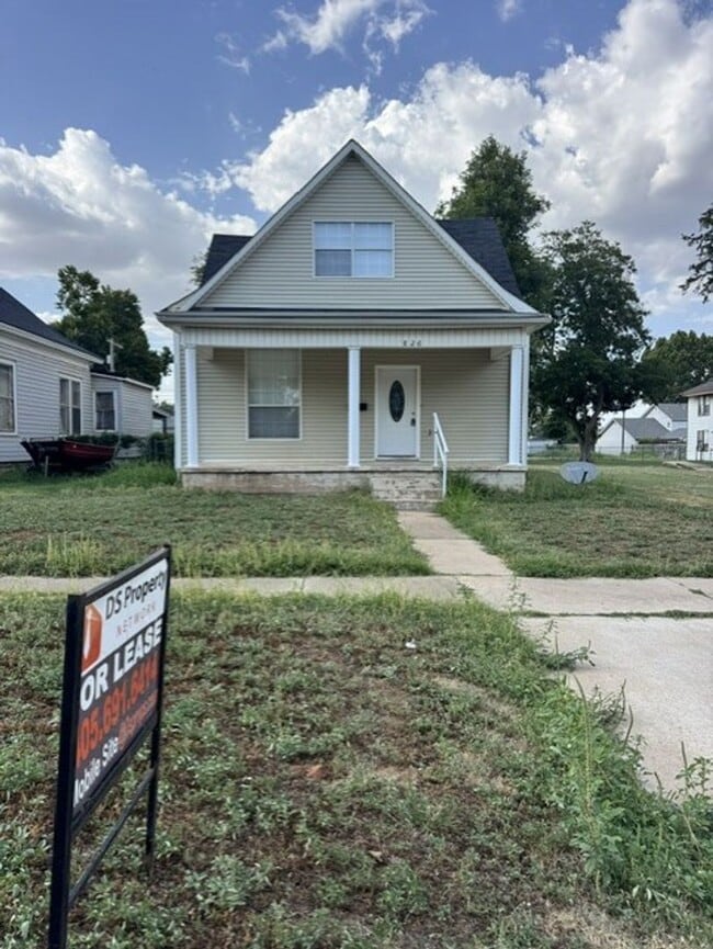Building Photo - 826 W Kansas Ave