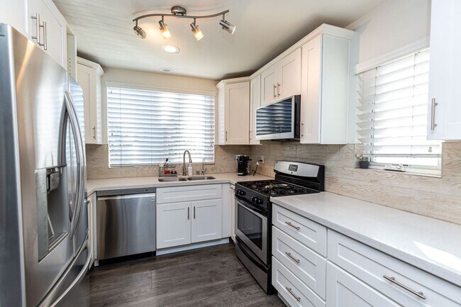 Building Photo - *** NORTHPARK 2/2 WITH 1 CAR ATTACHED GARA...