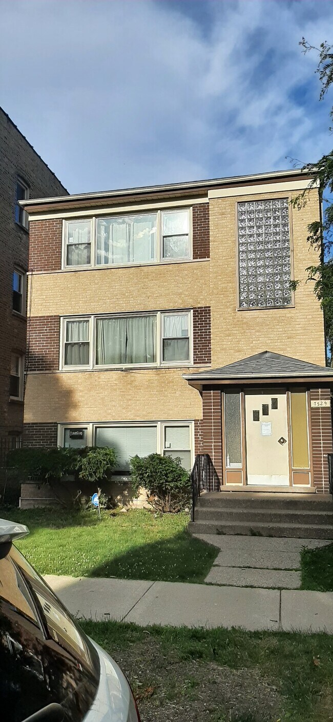 Foto del edificio - 7529 N. Oakley Ave.