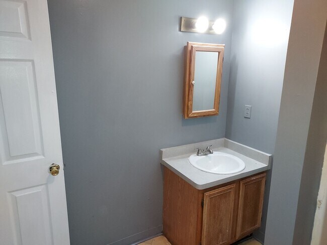 Building Photo - Spacious 3 Bed, 1.5 Bath House