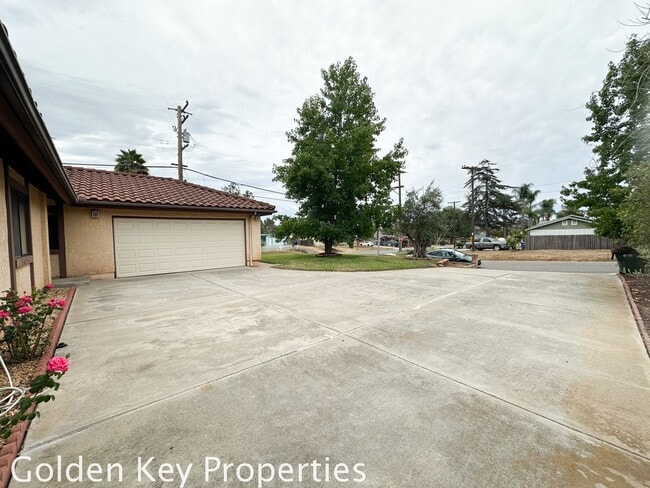 Foto del edificio - Single-level 4-Bedroom home on a large cor...