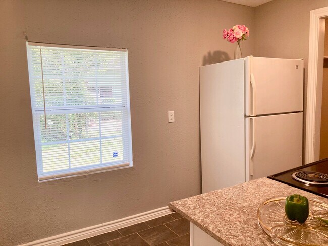 Foto del edificio - 6103 Sherwood Dr