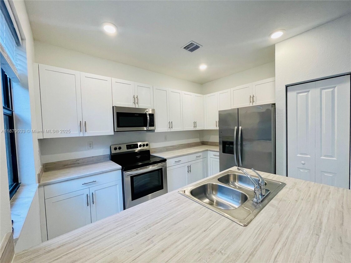 Foto principal - 28716 SW 134th Ct