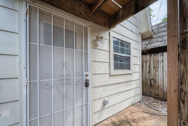 Building Photo - For Lease | Efficiency 1 Bath | 600 Sq Ft ...