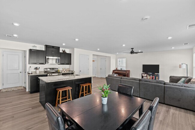 Building Photo - Beautiful 4-Bedroom Home with Fenced Backyard & Open Floor Plan!