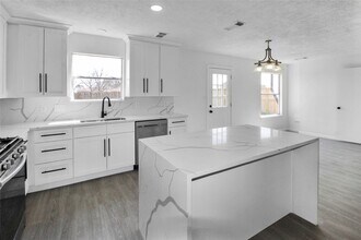 Building Photo - 511 Chaseway Dr