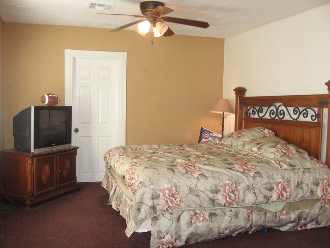 Interior Photo - 568 N Center St