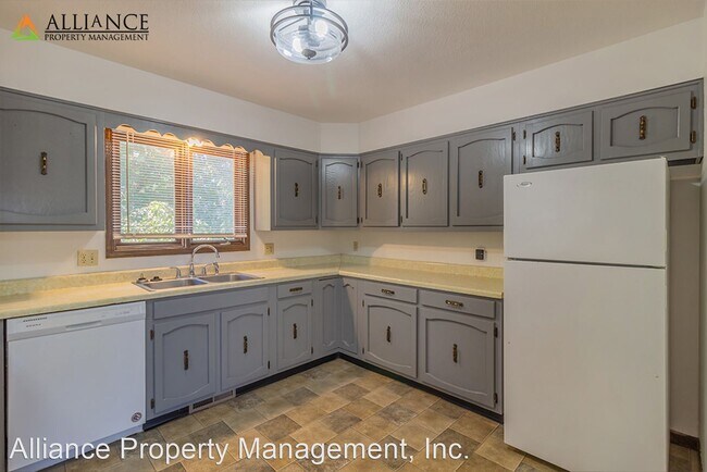Building Photo - 4 br, 2.5 bath House - 1311 Overlook Dr.