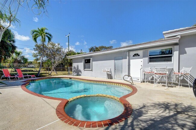 Building Photo - 1023 S Palmway