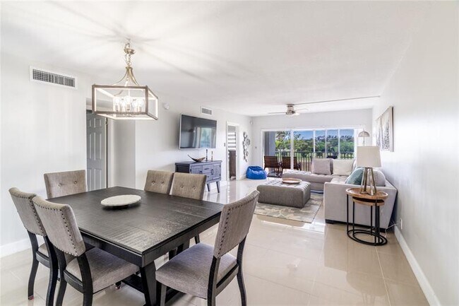 Building Photo - 2950 N Palm Aire Dr