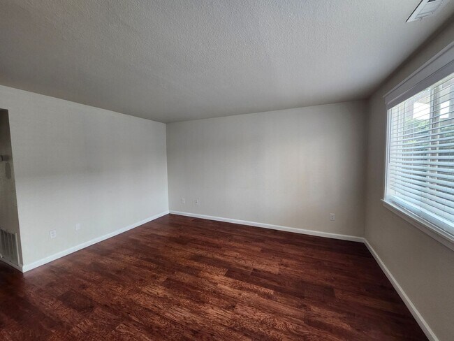 Foto del edificio - $500 off First Month's Rent- Updated N. Richland Townhome, Short Walk to the River!