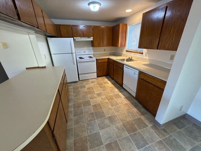Foto del edificio - NE 3 Bdrm House, 2 Bath, New Carpet & Pain...