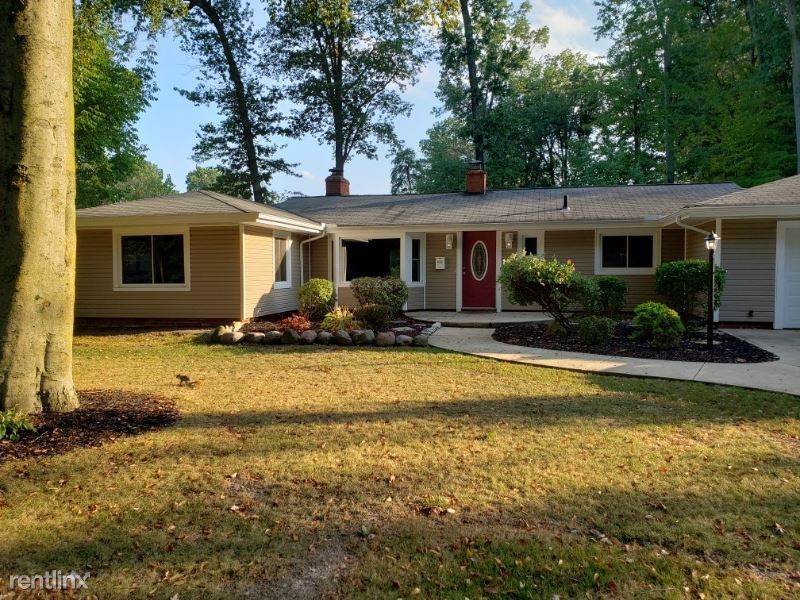 2 br, 1.5 bath House 33137 Redwood Blvd House Rental in Avon Lake