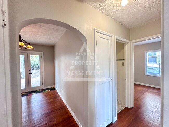 Building Photo - 1409 E Redondo Ave