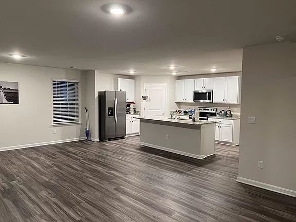 Building Photo - WELCOME TO SABER DR