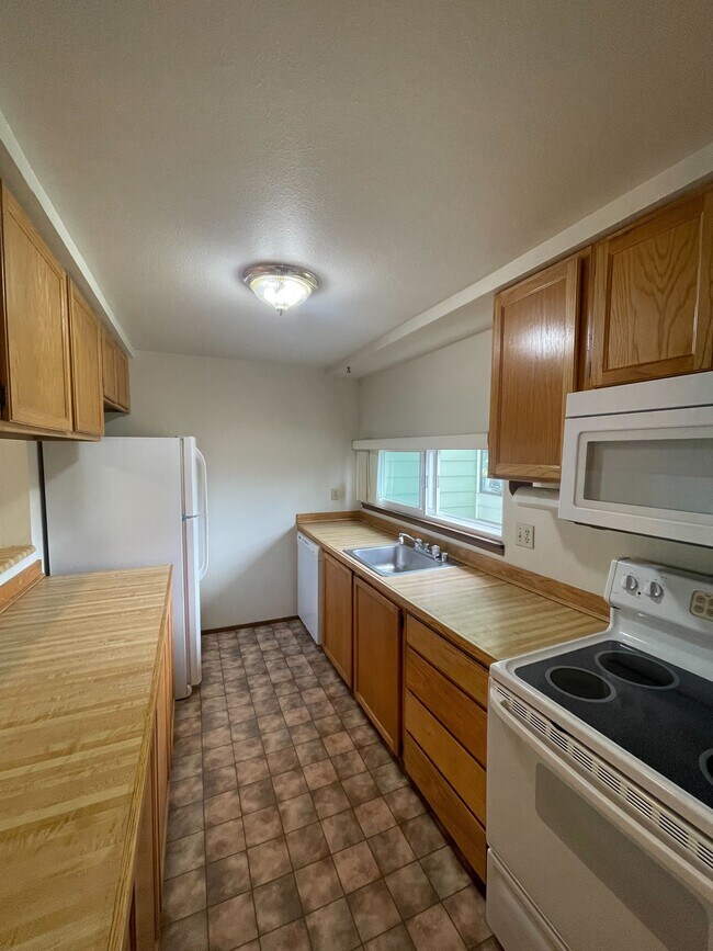 Kitchen with matching appliances and kitchen window - 22240 24th Ave S