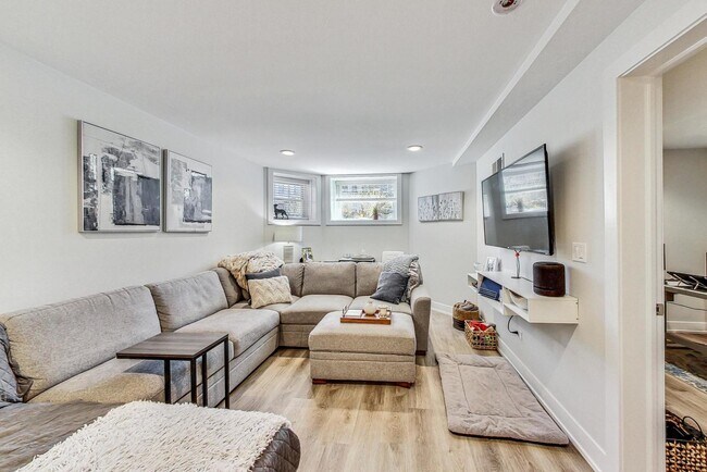 Foto del edificio - 1650 W Byron St