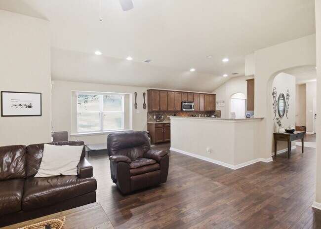 Foto del edificio - Dual Primary Suites, Screened Porch, and Office in Highland Grove