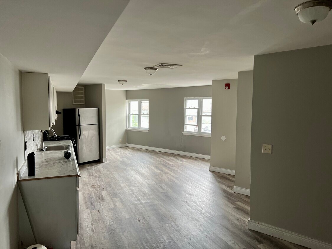 Primary Photo - 3255 Cresson St