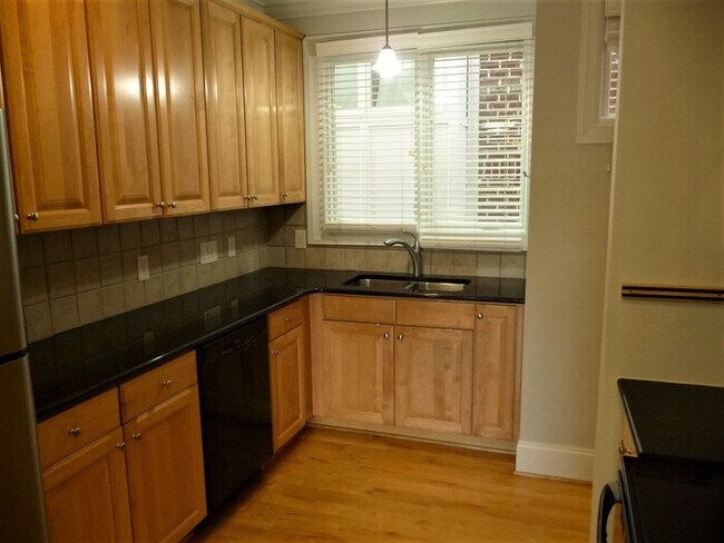 Foto del edificio - 400-107 W Rosemary St