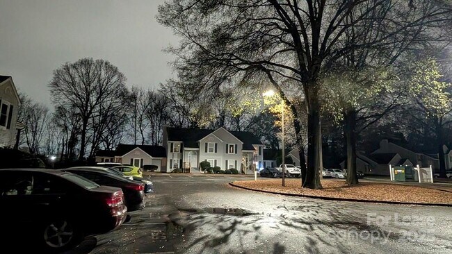 Foto del edificio - 1560 Hunt Club Ct