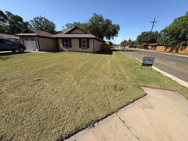 Building Photo - 4 bed 2 bath 1 car garage on Flint Avenue!