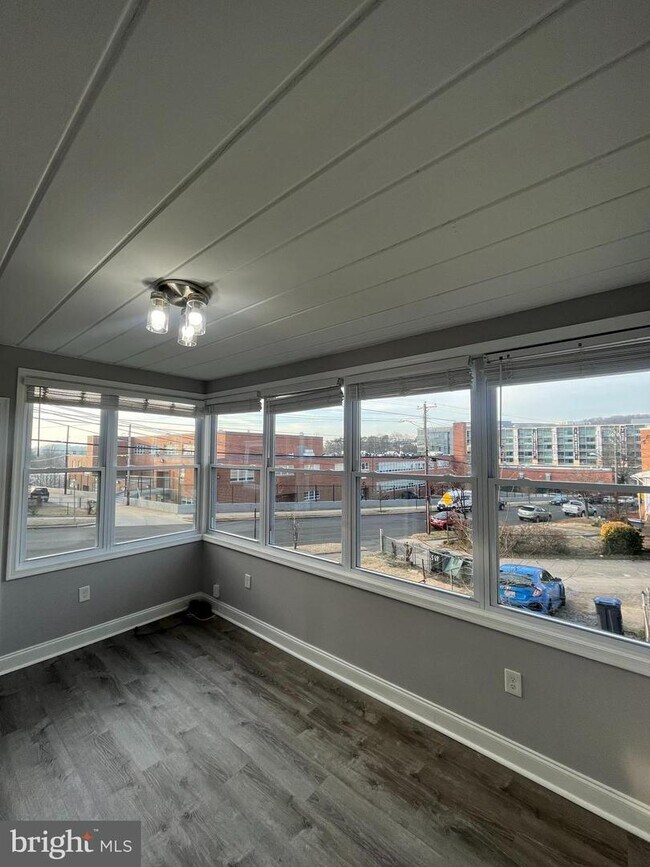 Building Photo - 567 Ingraham St NE
