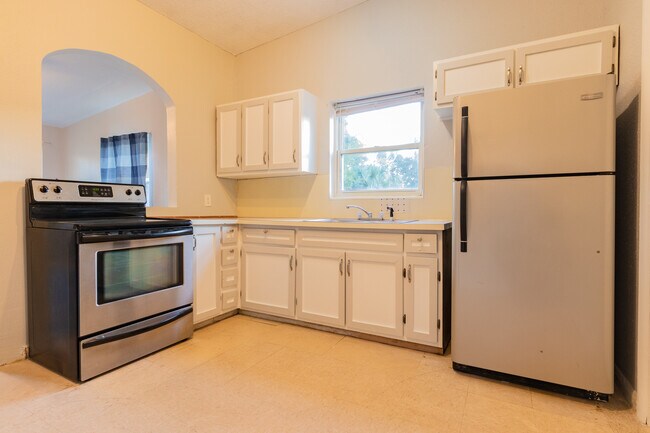 Building Photo - 708 Edison Dr