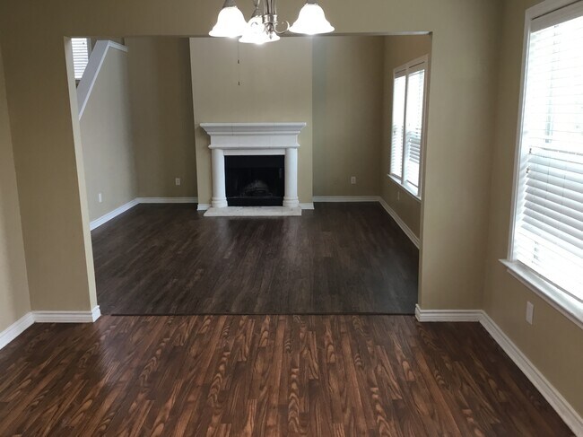 Foto del edificio - 8923 Wild Rose Lane