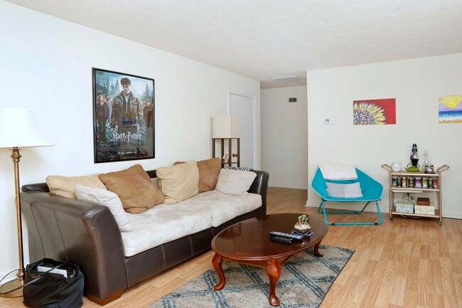 Foto del edificio - 1340 Royalty Ct