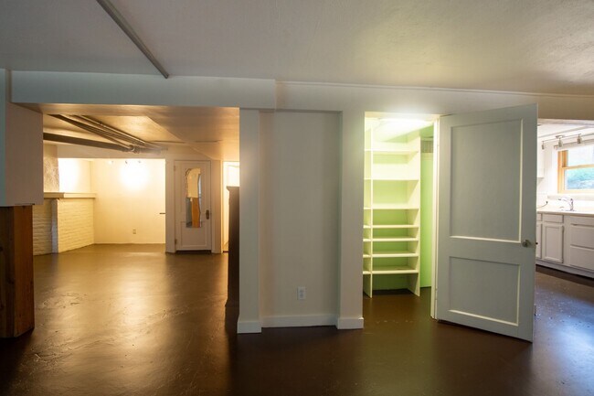 Foto del edificio - Amazing Find! Spacious Daylight Basement Studio with Loads of Character!