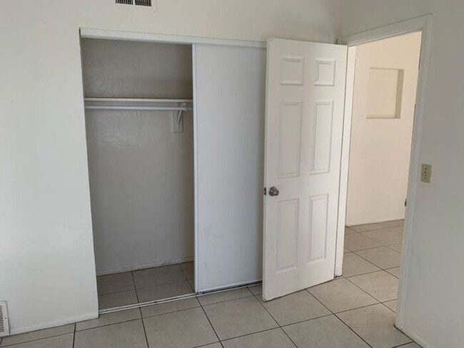 Building Photo - 2 Bedroom 1 Bath 4-plex