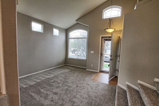 Building Photo - 4 bed 3.5 bath open & bright Bradbury Ranc...