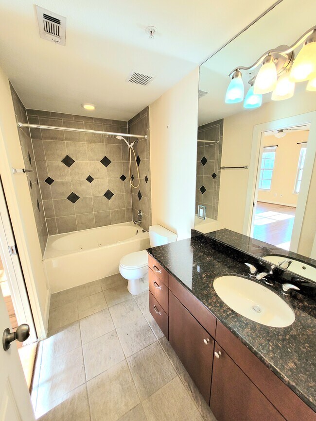 Baño #1 - 2216 Chenevert St
