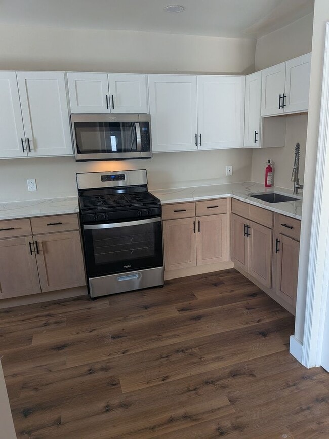 Building Photo - 1043 Meade Ave