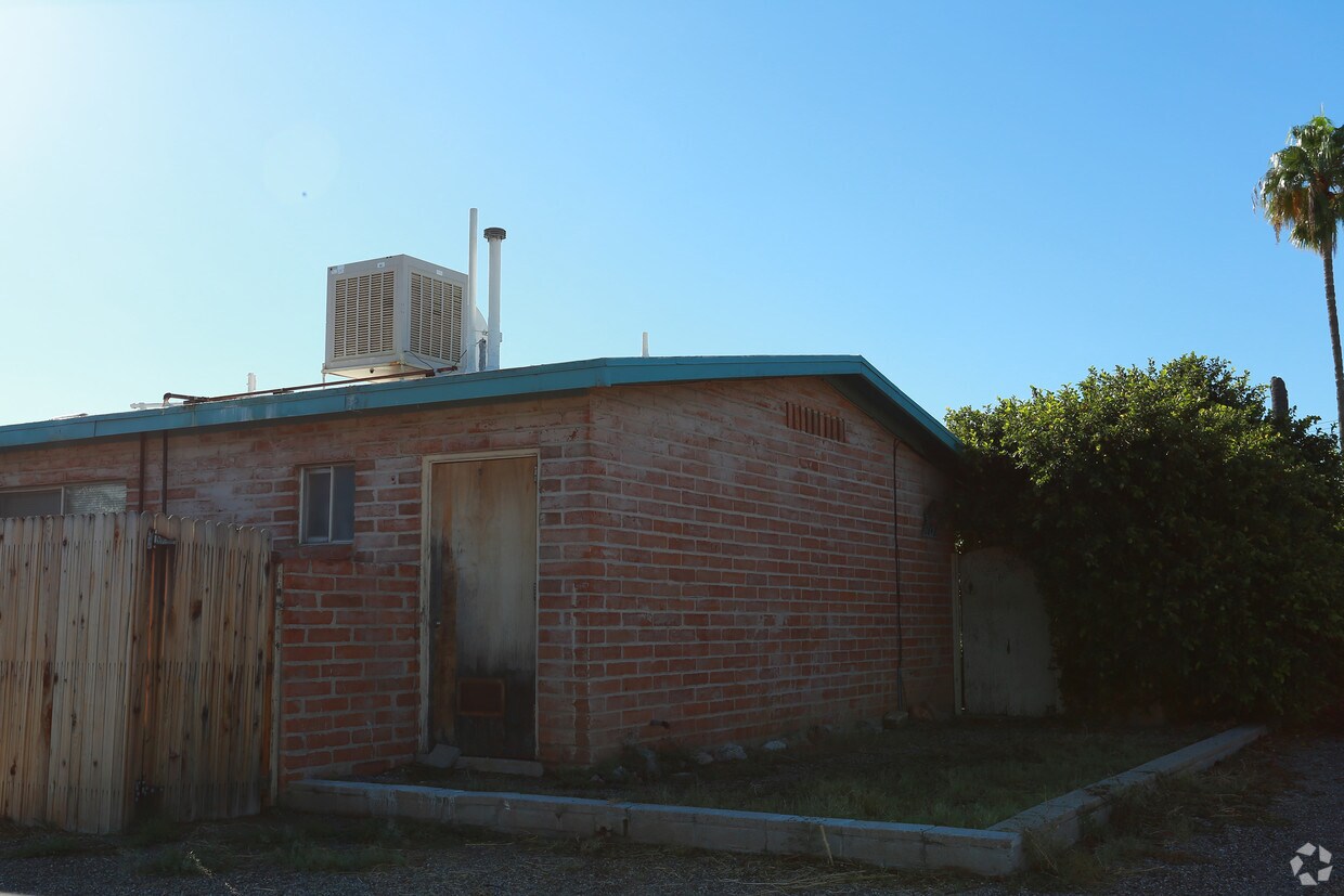 Building Photo - 1638-1644 N Sycamore Blvd
